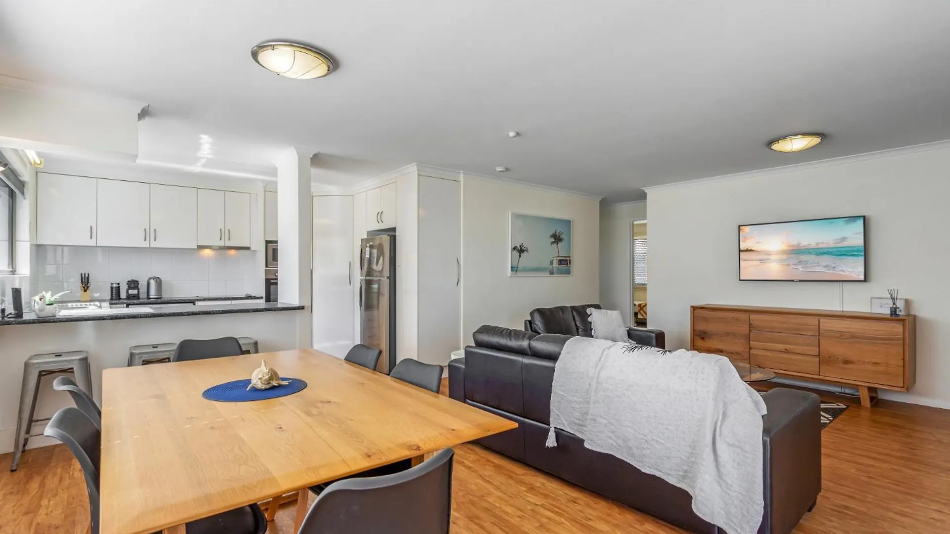 Cosy 2-Bedroom Seaside Unit Steps From Beach Maroochydore